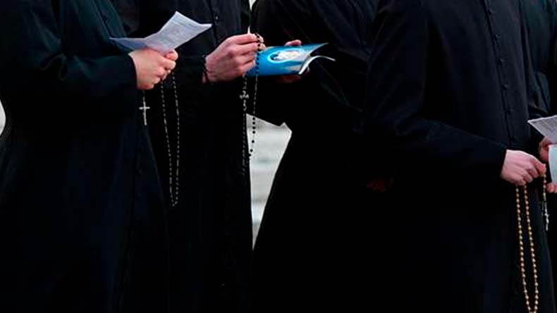 Sacerdotes guardan silencio
